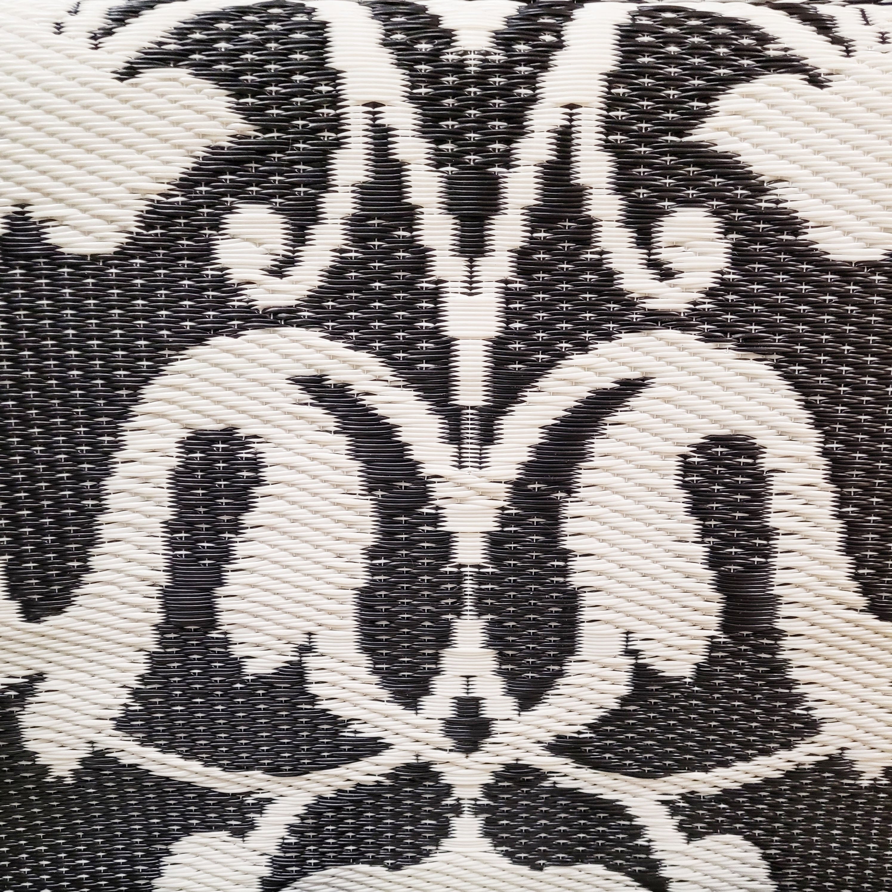 New Wrought Iron Black & White Reversible Outdoor Mat