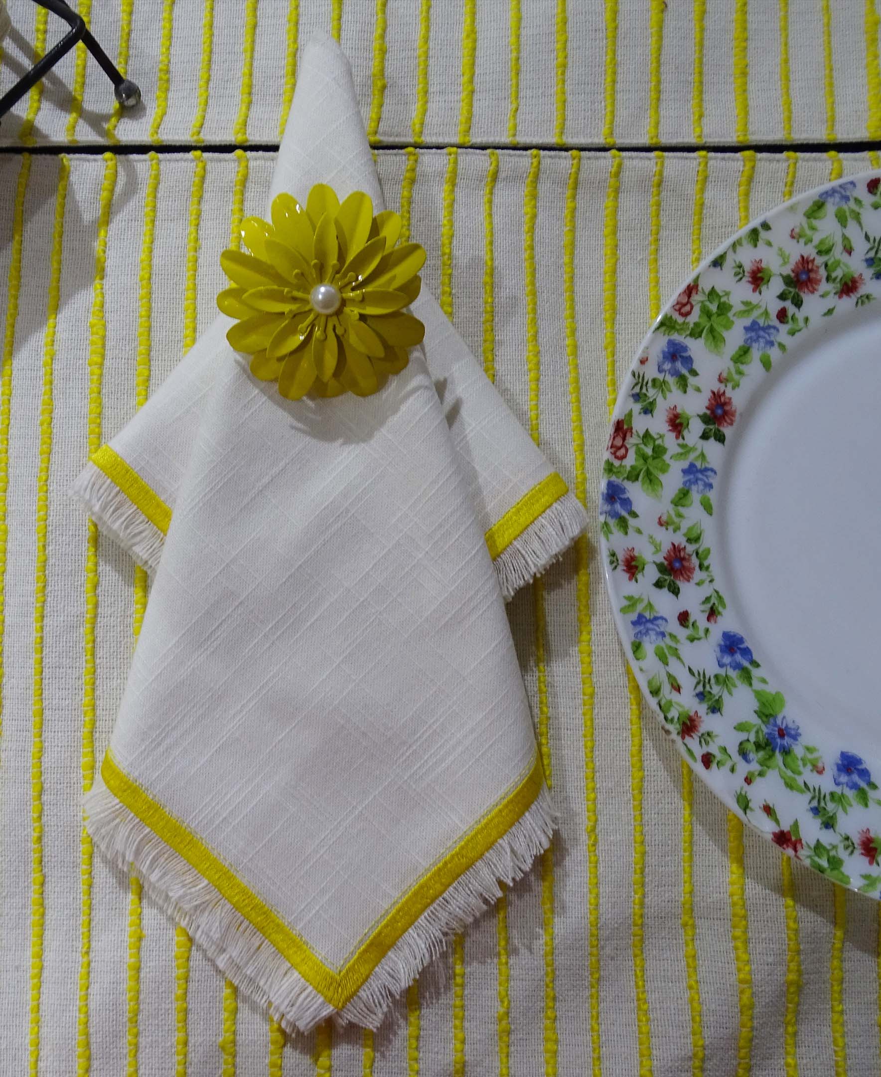 Set of 4 Cloth Napkins with Yellow Embroidery