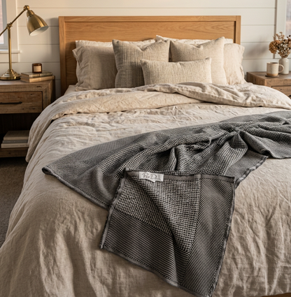 Pergamon Throw in Black