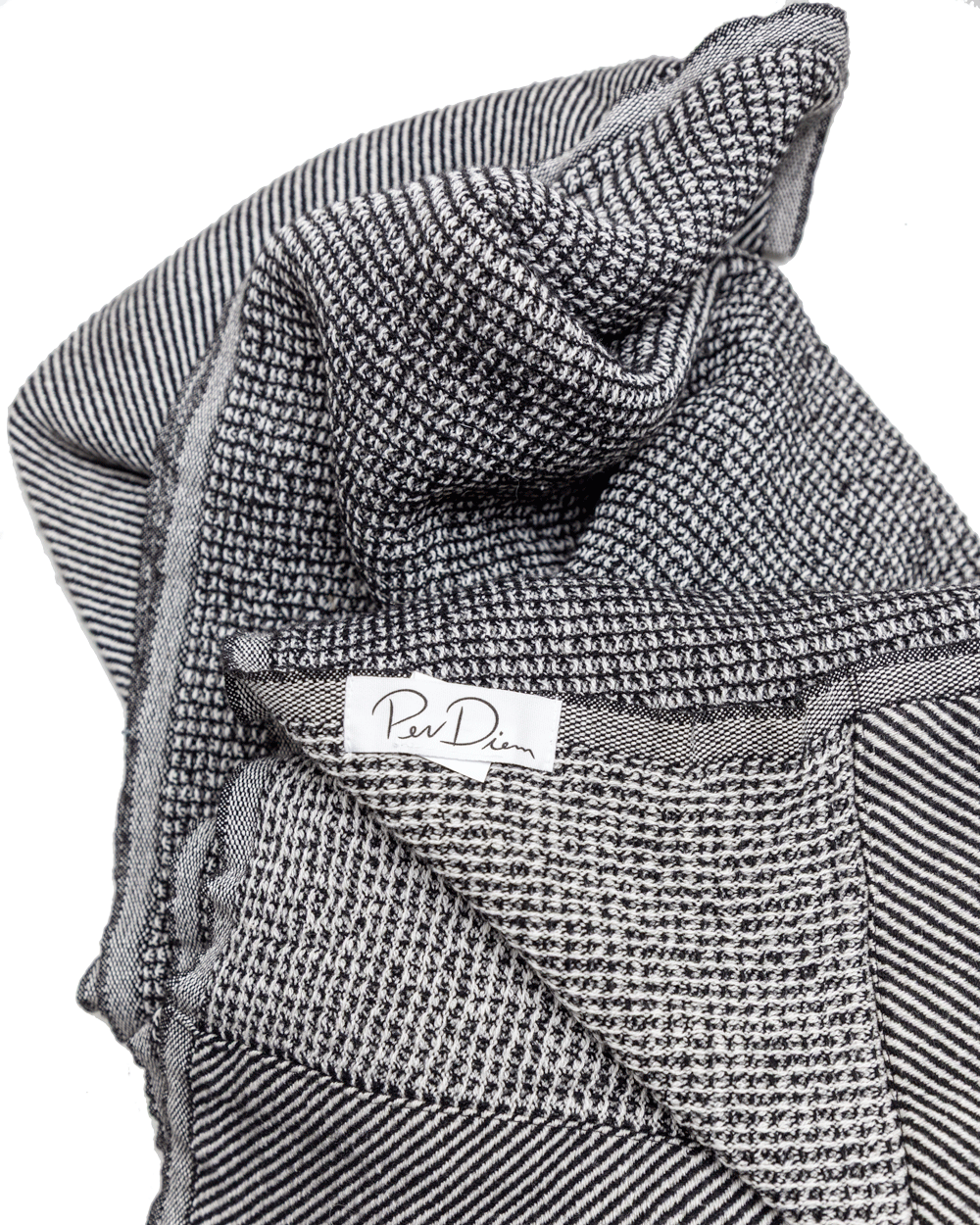 Pergamon Throw in Black