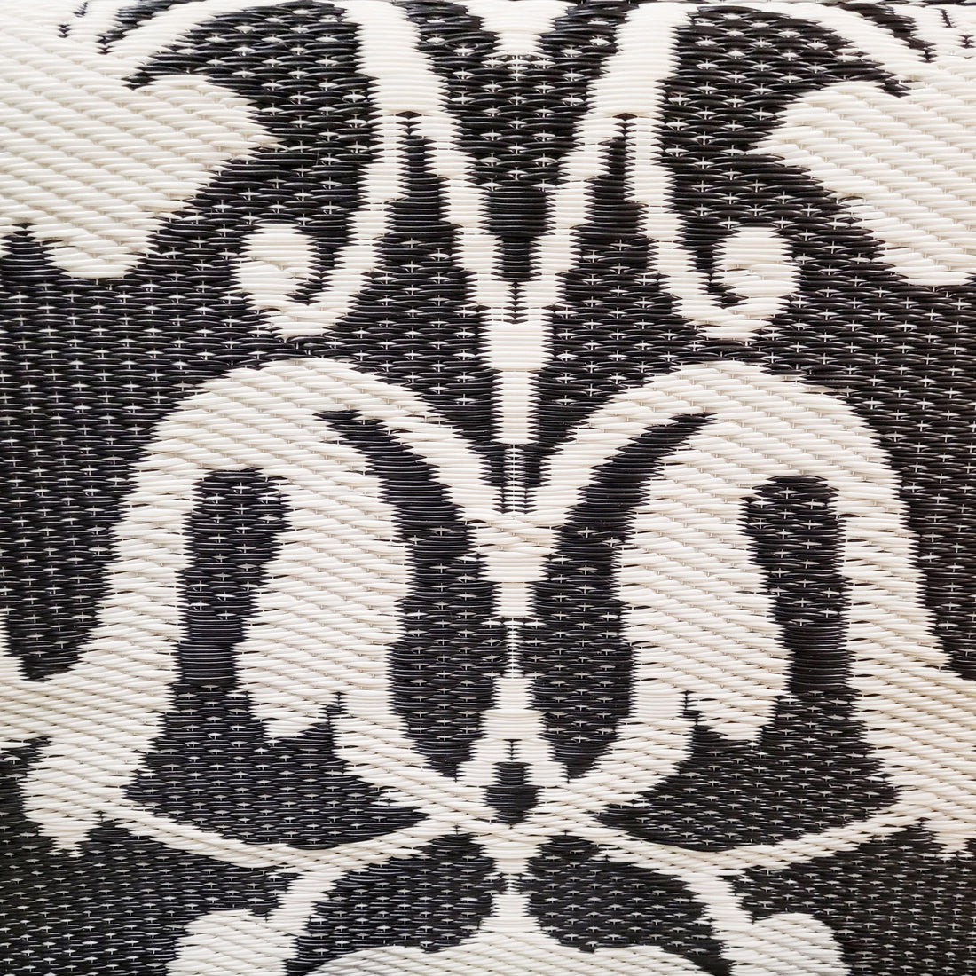 New Wrought Iron Black &amp; White Reversible Outdoor Mat