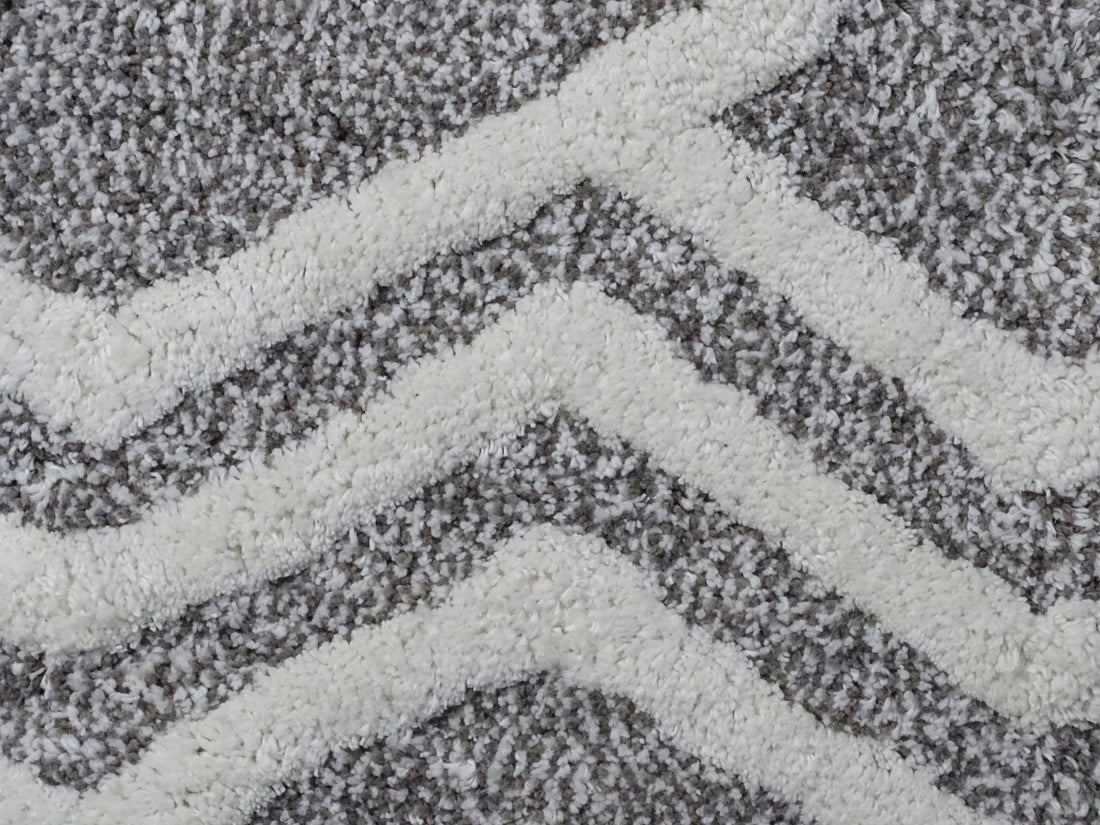 Geometric Arrows Bath Rug in Grey &amp; Ivory