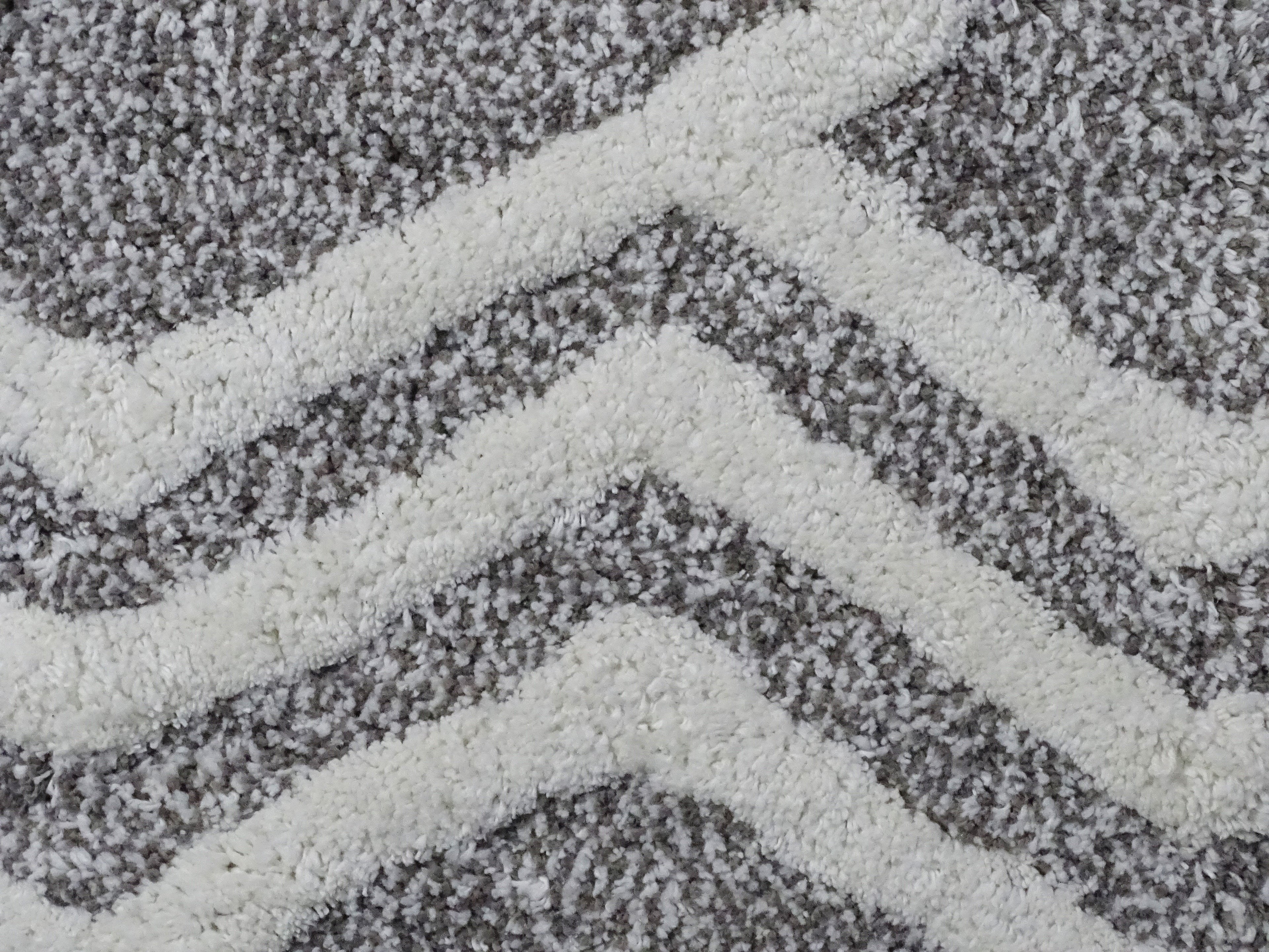 Geometric Arrows Bath Rug in Grey &amp; Ivory