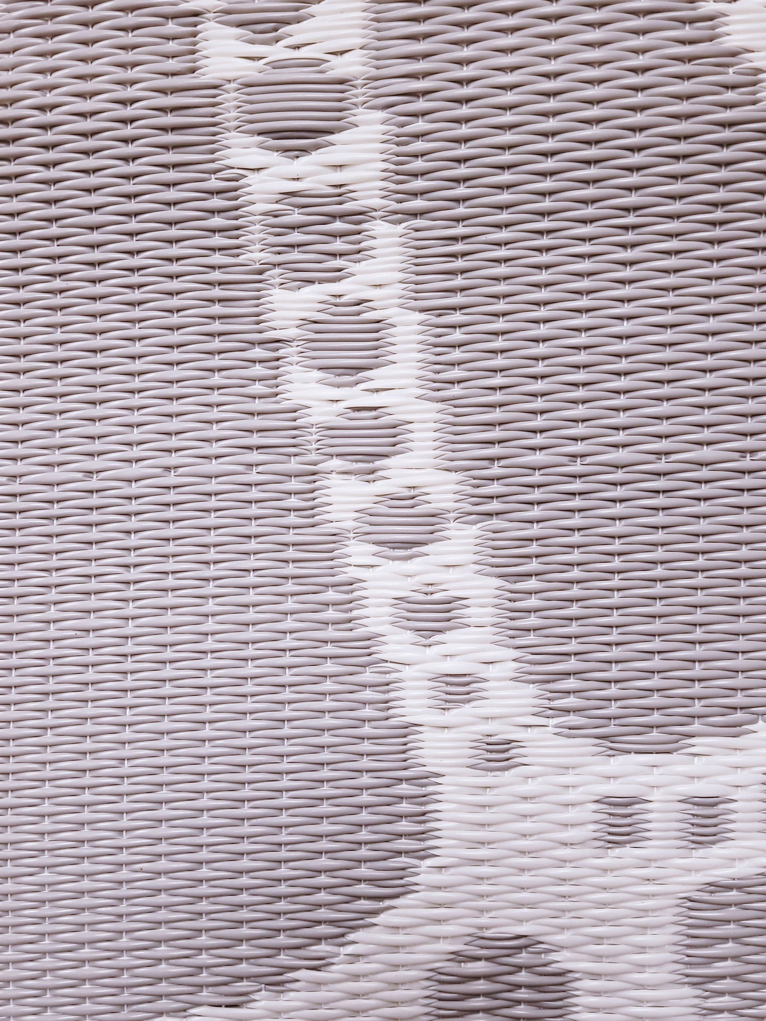 Scallop Gray/White Reversible Outdoor Mat