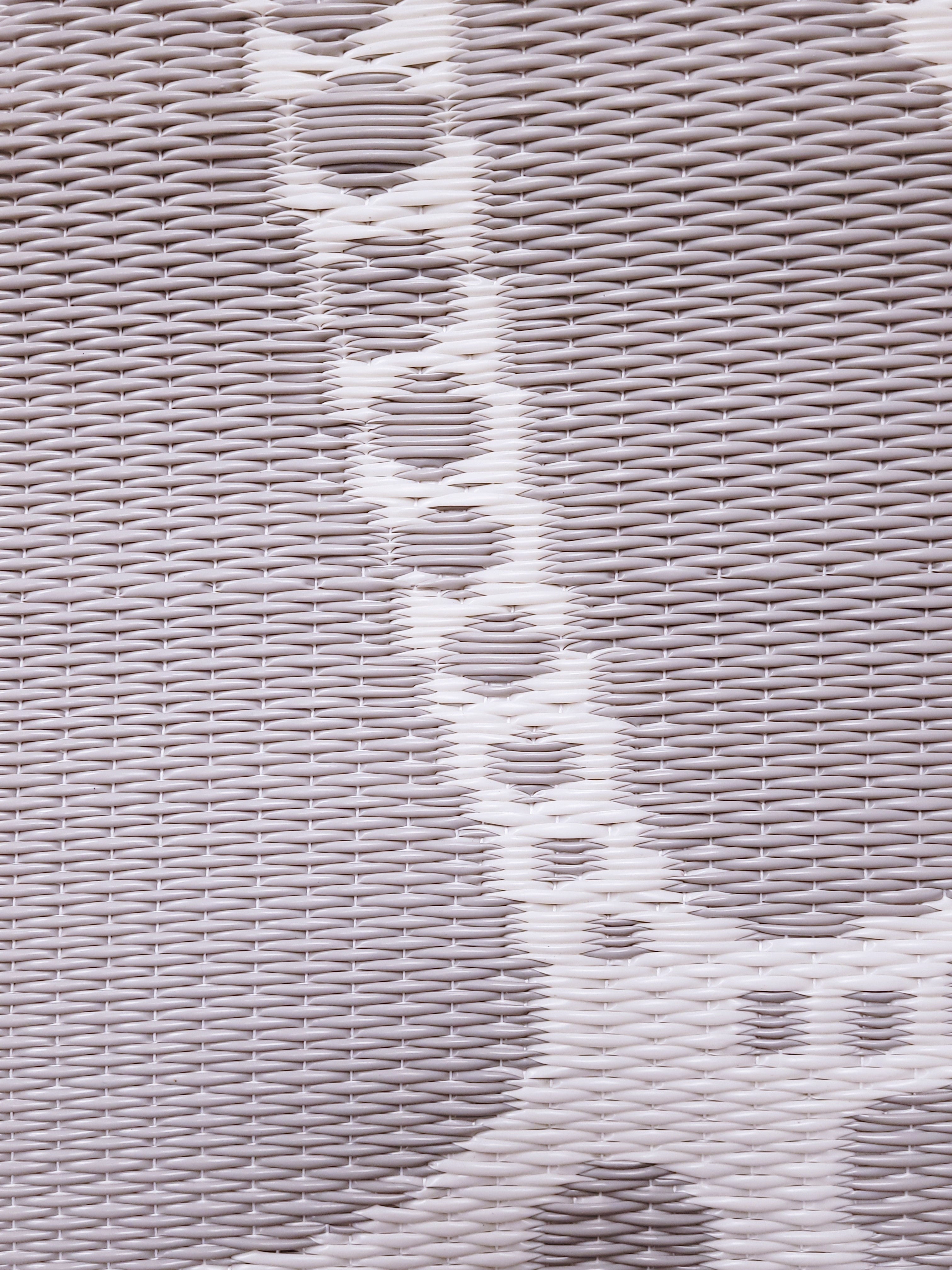 Scallop Gray/White Reversible Outdoor Mat
