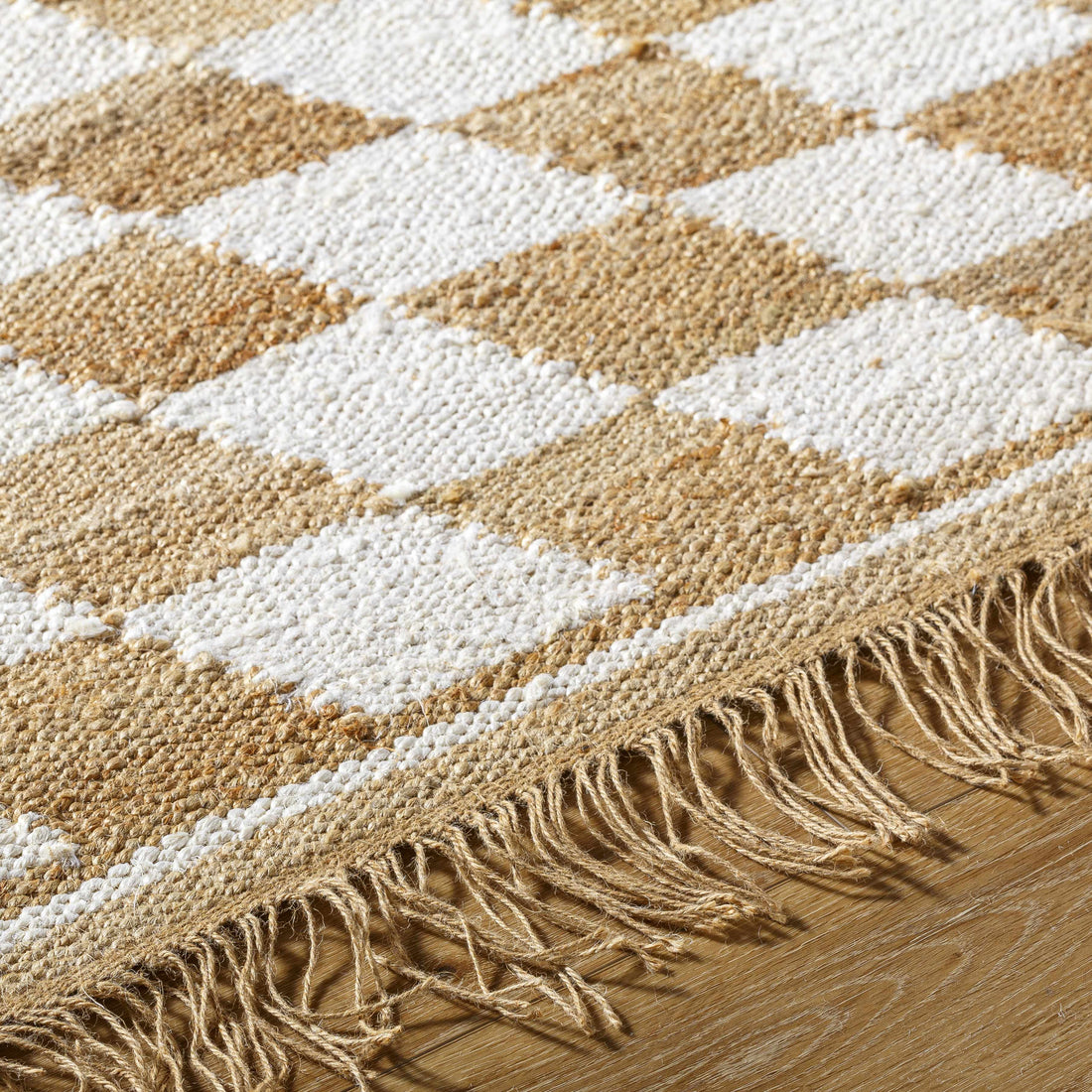 Tiria Diamond Checkered Jute Tasseled Rug